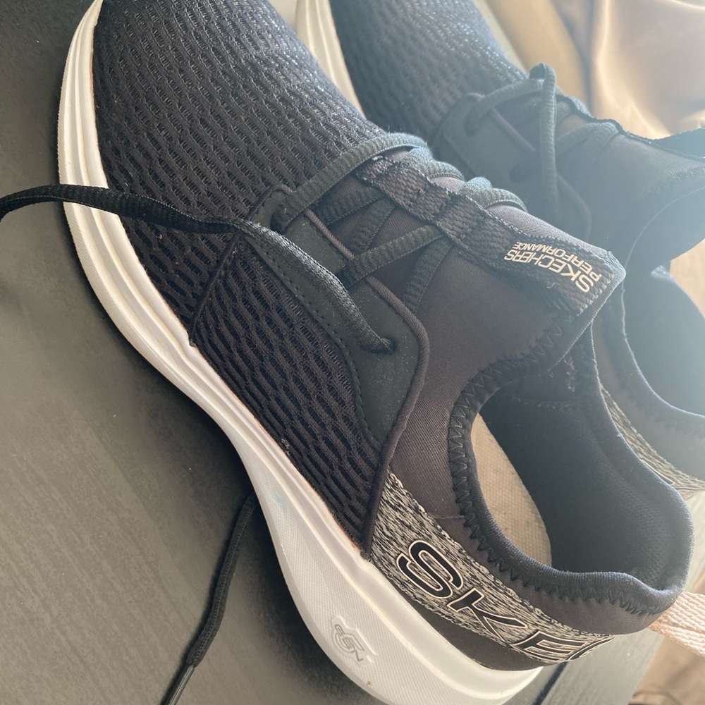 ❤️Skechers 7 1/2 black sneakers size 7.5